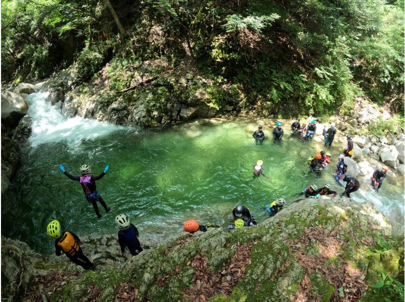 【5歳からなんとかOK！三重・キャニオニング】美しい水に輝く白い景色！癒やしの渓谷！水晶谷の紹介画像