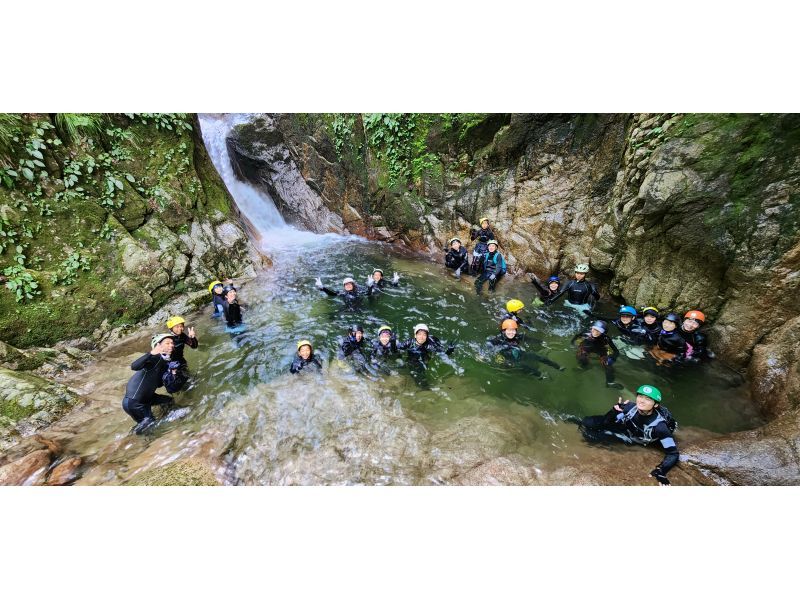 [Shiga・Shower Climbing] Authentic waterfall climbing! Climb while taking a shower! Yatsubuchi Fallsの紹介画像