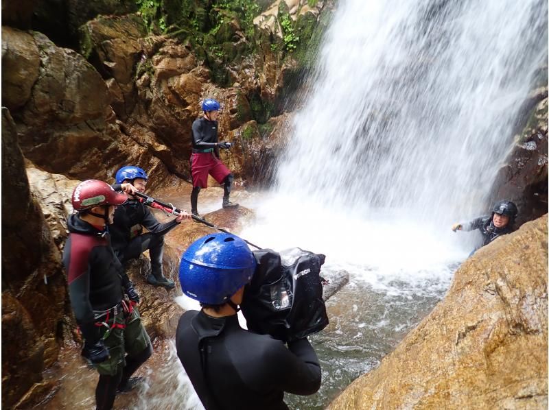 [Shiga・Shower Climbing] Authentic waterfall climbing! Climb while taking a shower! Yatsubuchi Fallsの紹介画像