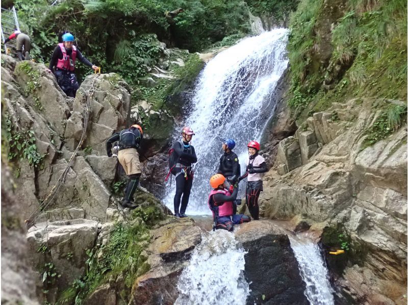 [Shiga・Shower Climbing] Authentic waterfall climbing! Climb while taking a shower! Yatsubuchi Fallsの紹介画像