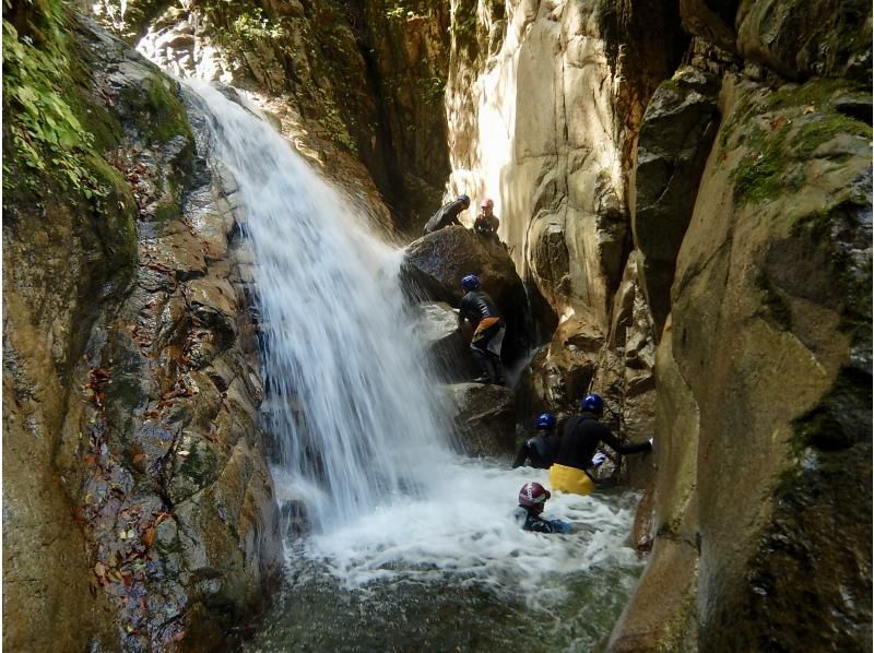 [Shiga・Shower Climbing] Authentic waterfall climbing! Climb while taking a shower! Yatsubuchi Fallsの紹介画像