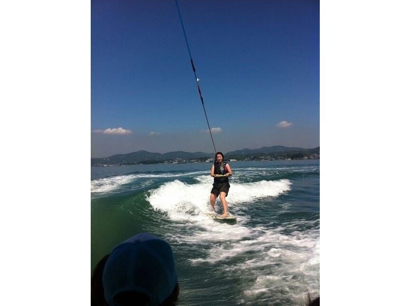 [ฮิโรชิม่า・ ฟุกุยามะ】เติมความสดชื่นบนน้ำ!เวคเซิร์ฟฟิ่ง(Wakesurfing)の紹介画像