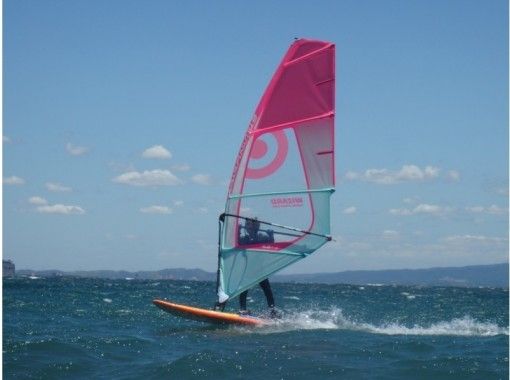 神奈川 三浦海岸 風に乗るって気持ちいい ウインドサーフィン 半日体験 アクティビティジャパン