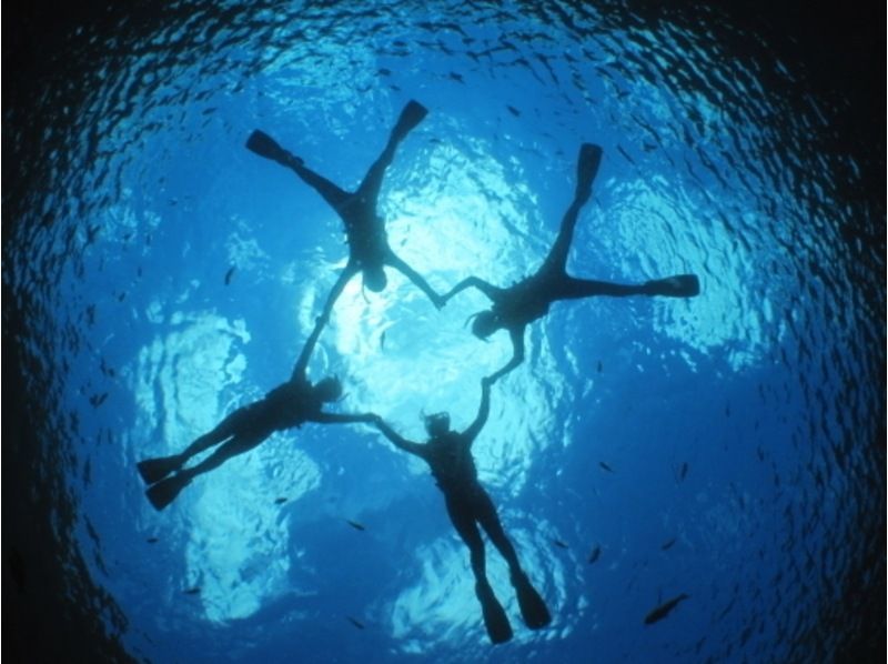 [Okinawa Blue Cave & Tropical Fish and Churaumi Snorkel] Safe and Secure Shop Meeting ◆ underwater movie & Photo Free Gift ◆の紹介画像