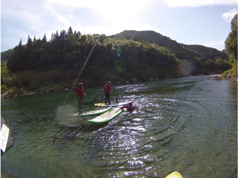 SALE! Our most popular item is a mini river SUP tour on the clear Yoshino River! Lessons included [Kochi] About 15 minutes from Otoyo ICの紹介画像