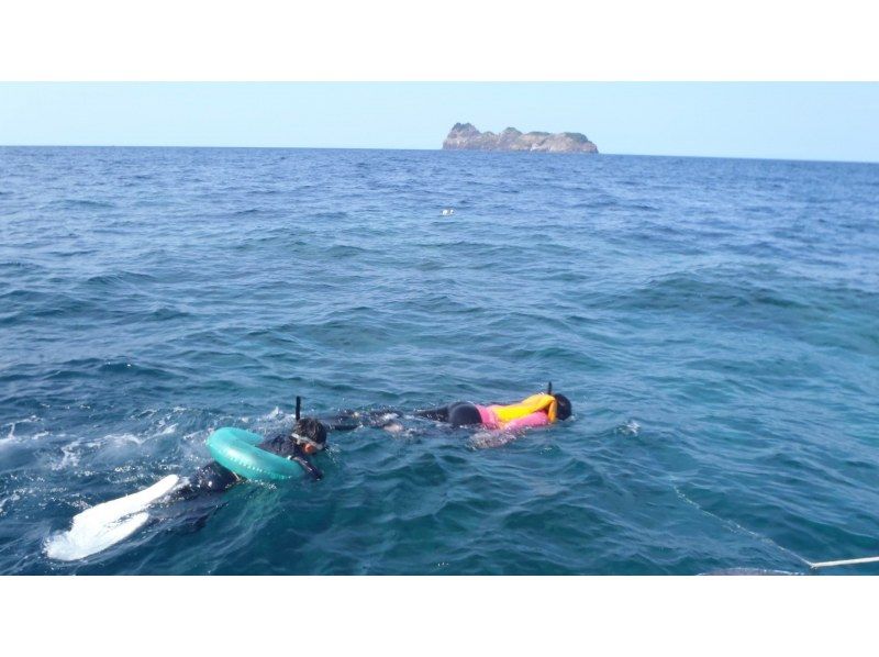[โอซาก้า⇒発ฟุคุอิ・ อ่าววาคาสะ】เดินทางโดยเรือการดำน้ำตื้น(Snorkeling)& ผิวหนังดำน้ำの紹介画像