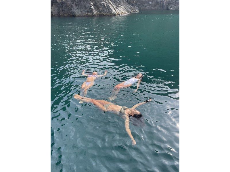 【大阪・梅田発・若狭湾沖】専用ボートチャーターで行くシュノーケリング！梅田からの往復送迎プラン!1日中海を遊びつくそう♪の紹介画像