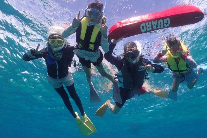 เกาะ Okinawa Panari (เกาะ Aragusuku) เด็ก ๆ เพลิดเพลินกับการดำน้ำดูปะการัง