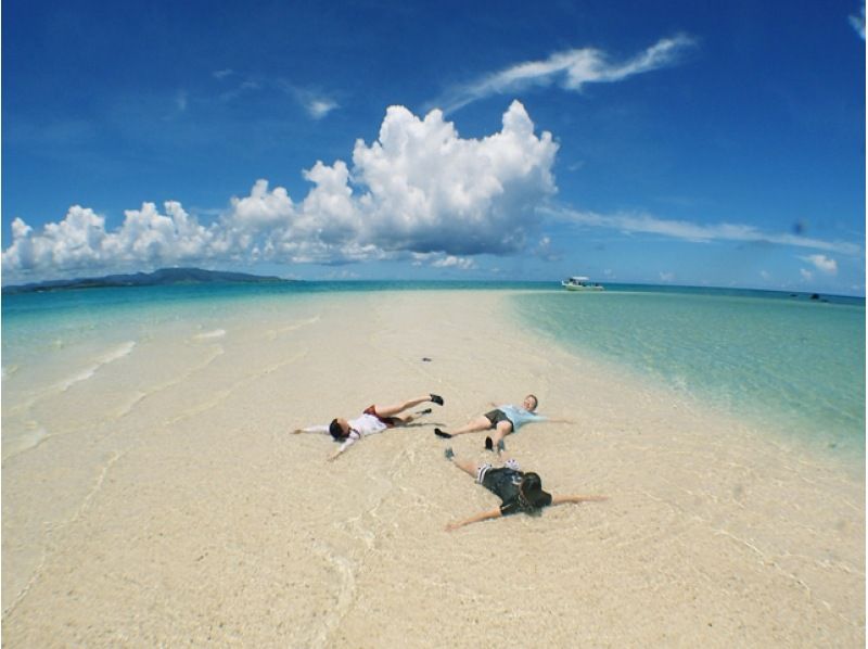 Enjoy your summer vacation to the fullest! [Departing from Ishigaki Island - Disbanding at Taketomi Island] Small group size for peace of mind! Skin diving on the uninhabited island and beautiful ocean you've always dreamed of! (Half-day course)の紹介画像