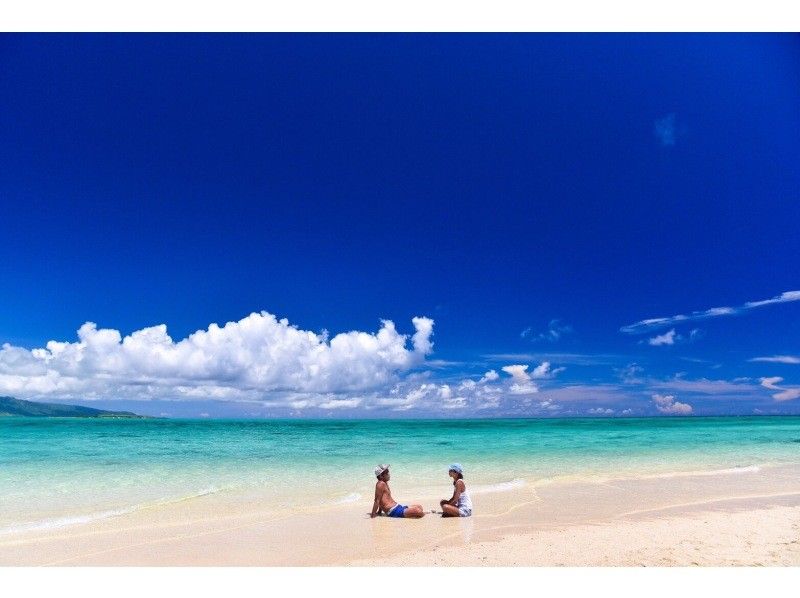Enjoy your summer vacation to the fullest! [Departing from Ishigaki Island - Disbanding at Taketomi Island] Small group size for peace of mind! Skin diving on the uninhabited island and beautiful ocean you've always dreamed of! (Half-day course)の紹介画像