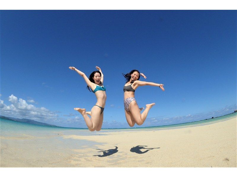 Enjoy your summer vacation to the fullest! [Departing from Ishigaki Island - Disbanding at Taketomi Island] Small group size for peace of mind! Skin diving on the uninhabited island and beautiful ocean you've always dreamed of! (Half-day course)の紹介画像
