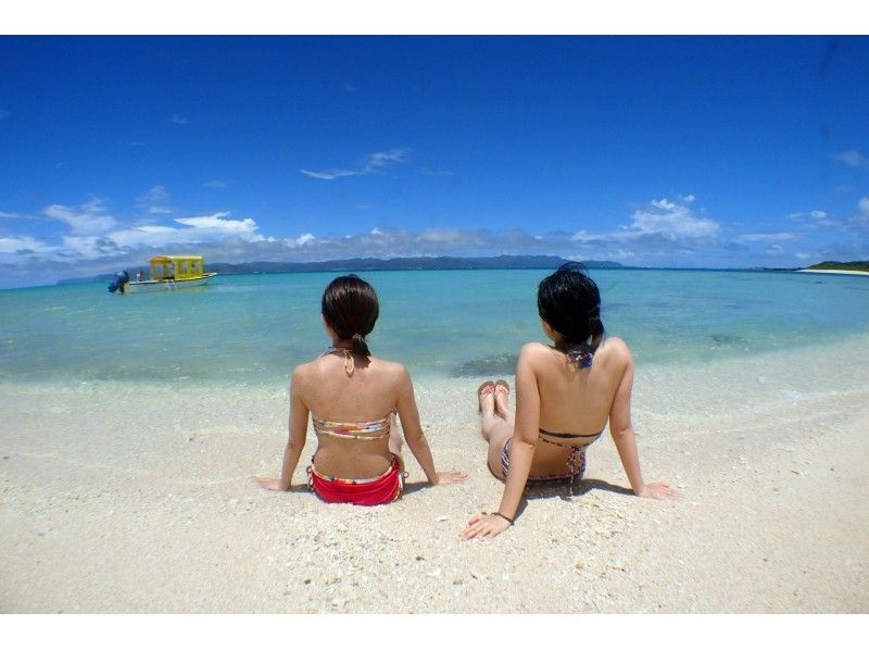 Enjoy your summer vacation to the fullest! [Departing from Ishigaki Island - Disbanding at Taketomi Island] Small group size for peace of mind! Skin diving on the uninhabited island and beautiful ocean you've always dreamed of! (Half-day course)の紹介画像