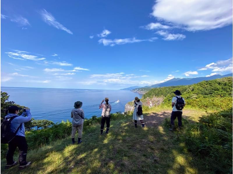 知床ガイドツアーに参加する女性　オホーツク自然堂(Okhotsk