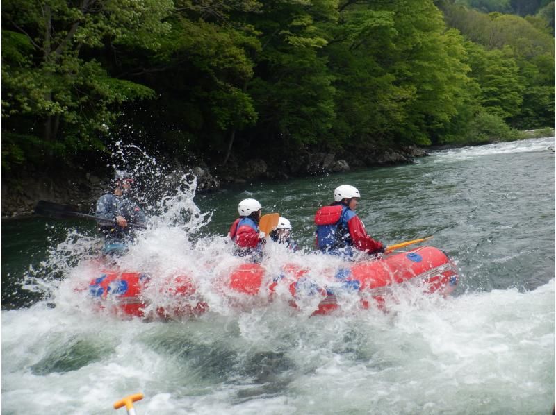 SALE! [Gunma/Minakami/Half-day rafting 3 hours/Tour photos are free!] The joy of getting splashed in the water, and the challenge of overcoming it together. Take the helm of adventure! ★Student discount availableの紹介画像