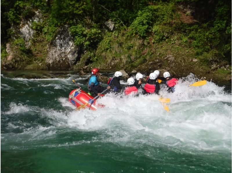 ✅【群馬/みなかみ/半日ラフティング3時間】水しぶきを浴びる喜び、共に乗り越える挑戦。冒険の舵を取れ！★学割ありの紹介画像