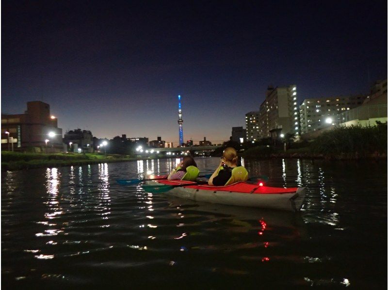 一起去看晴空塔的夜景吧！推荐给朋友、女性和家庭成员们一同参与！东京晴空塔皮划艇（独木舟）夜景游の紹介画像