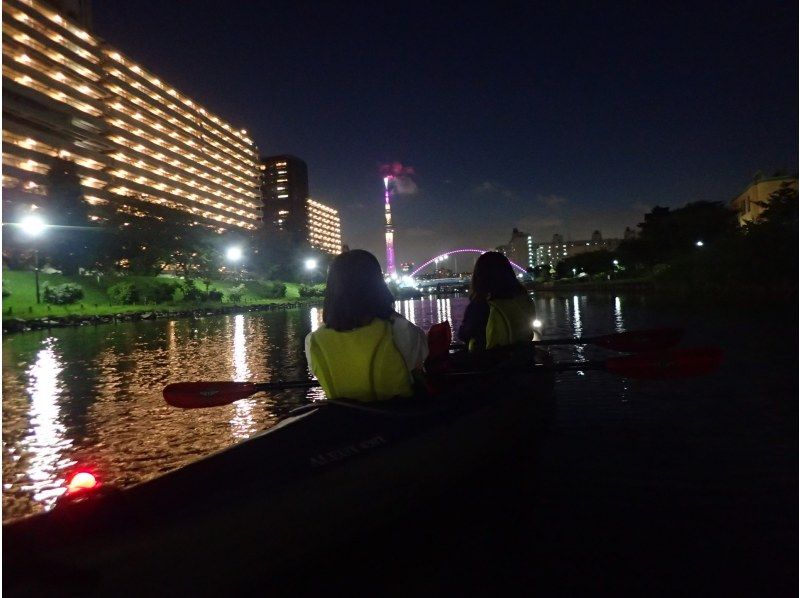 一起去看晴空塔的夜景吧！推荐给朋友、女性和家庭成员们一同参与！东京晴空塔皮划艇（独木舟）夜景游の紹介画像