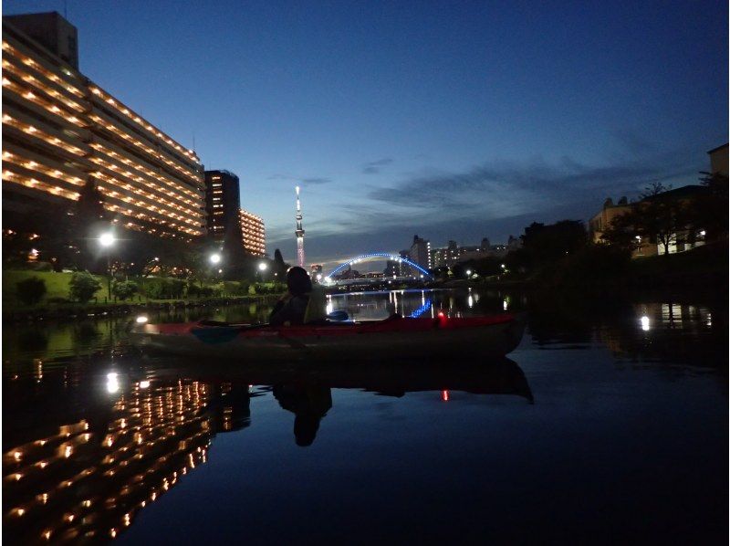 一起去看晴空塔的夜景吧！推荐给朋友、女性和家庭成员们一同参与！东京晴空塔皮划艇（独木舟）夜景游の紹介画像