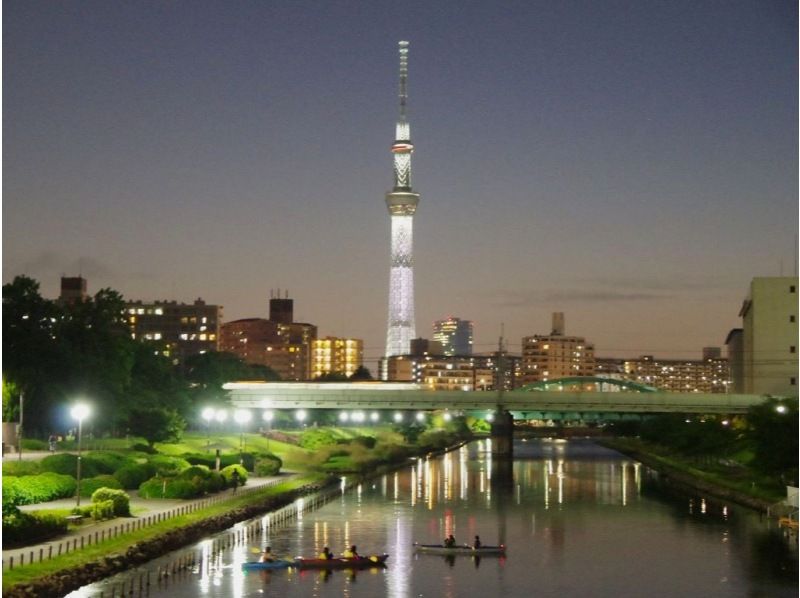 【東京 カヤック】スカイツリーの絶景！　　東京ナイトカヤックツアー　　♪平日1名様から大歓迎！　ソロ活女子にもおすすめです。の紹介画像