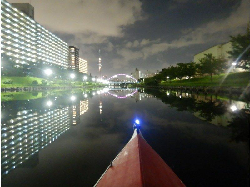 一起去看晴空塔的夜景吧！推荐给朋友、女性和家庭成员们一同参与！东京晴空塔皮划艇（独木舟）夜景游の紹介画像