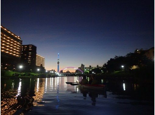 スカイツリーの夜景を見に行こう 東京スカイツリーカヤック夜景ツアー カヌー 手軽にできる時間でお友達や女性同士や家族連れにおすすめです アクティビティジャパン