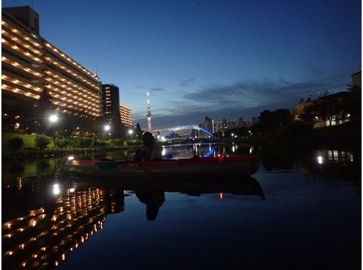 スカイツリーの夜景を見に行こう 東京スカイツリーカヤック夜景ツアー カヌー 手軽にできる時間でお友達や女性同士や家族連れにおすすめです アクティビティジャパン