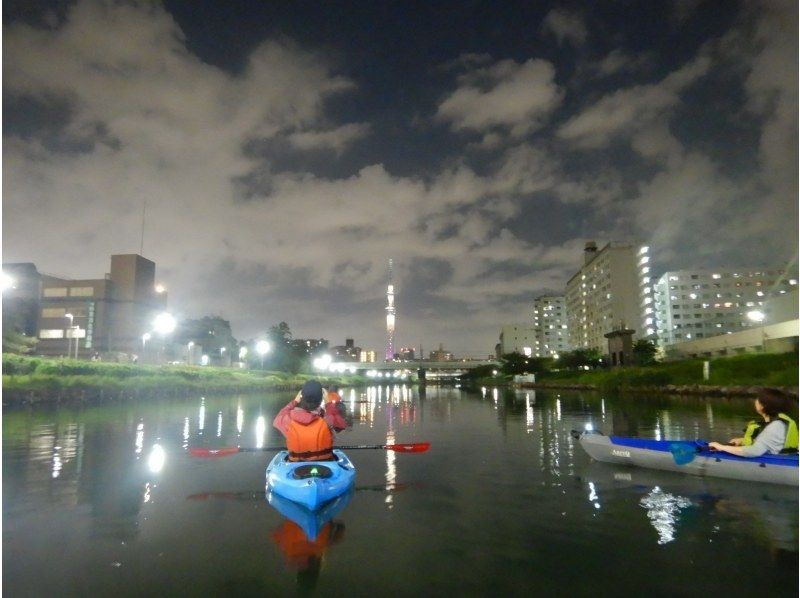 一起去看晴空塔的夜景吧！推荐给朋友、女性和家庭成员们一同参与！东京晴空塔皮划艇（独木舟）夜景游の紹介画像