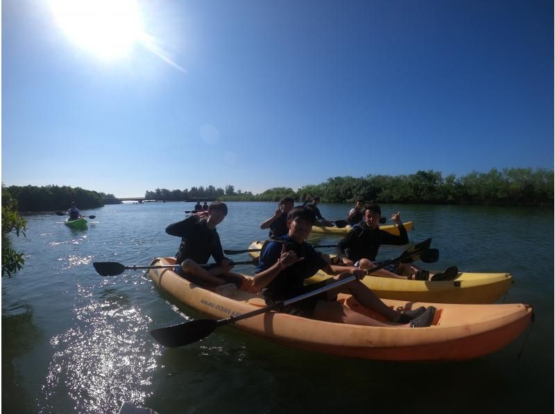 [โอกินาว่าพันล้าน Shukawa] ★สามารถเข้าร่วมได้ตั้งแต่ 2 ขวบ! ★เพลิดเพลินไปกับป่าโกงกางอย่างสบาย ๆ ! โกงกางพายเรือคายักการท่องเที่ยวの紹介画像