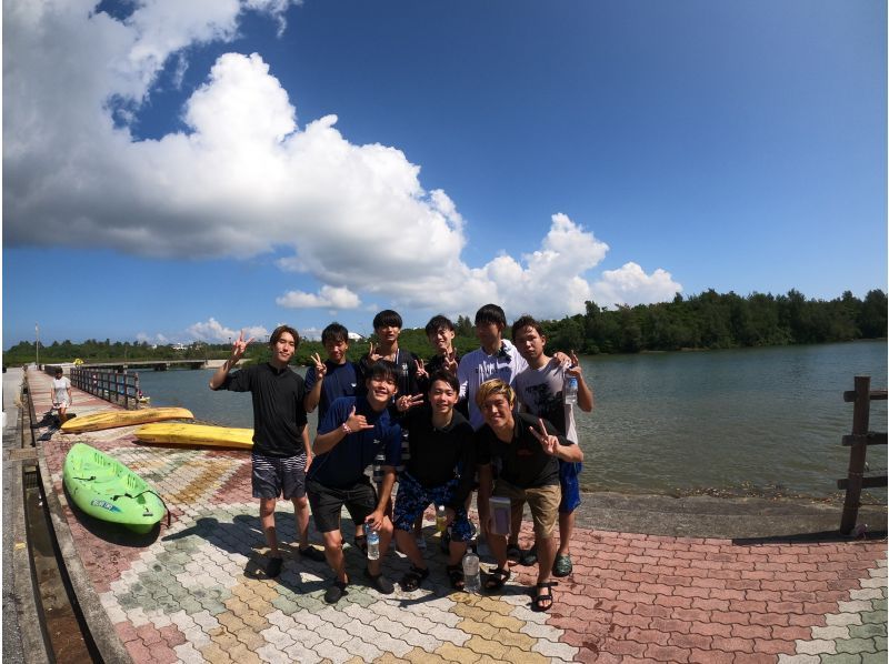 [โอกินาว่าพันล้าน Shukawa] ★สามารถเข้าร่วมได้ตั้งแต่ 2 ขวบ! ★เพลิดเพลินไปกับป่าโกงกางอย่างสบาย ๆ ! โกงกางพายเรือคายักการท่องเที่ยวの紹介画像