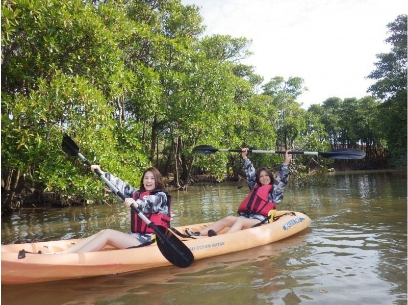 [โอกินาว่าพันล้าน Shukawa] ★สามารถเข้าร่วมได้ตั้งแต่ 2 ขวบ! ★เพลิดเพลินไปกับป่าโกงกางอย่างสบาย ๆ ! โกงกางพายเรือคายักการท่องเที่ยวの紹介画像