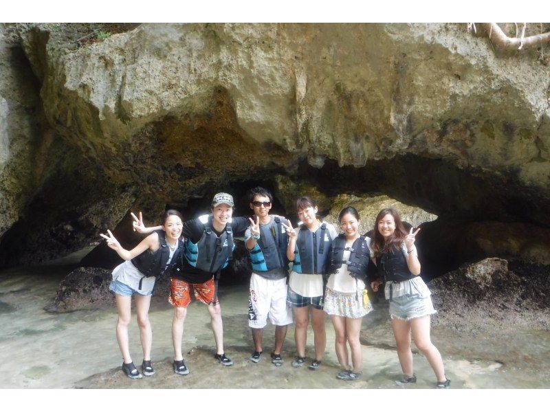 【沖縄 恩納村】無人島上陸あり♪沖縄の海の透明度を楽しむ！スケルトンカヤック体験の紹介画像