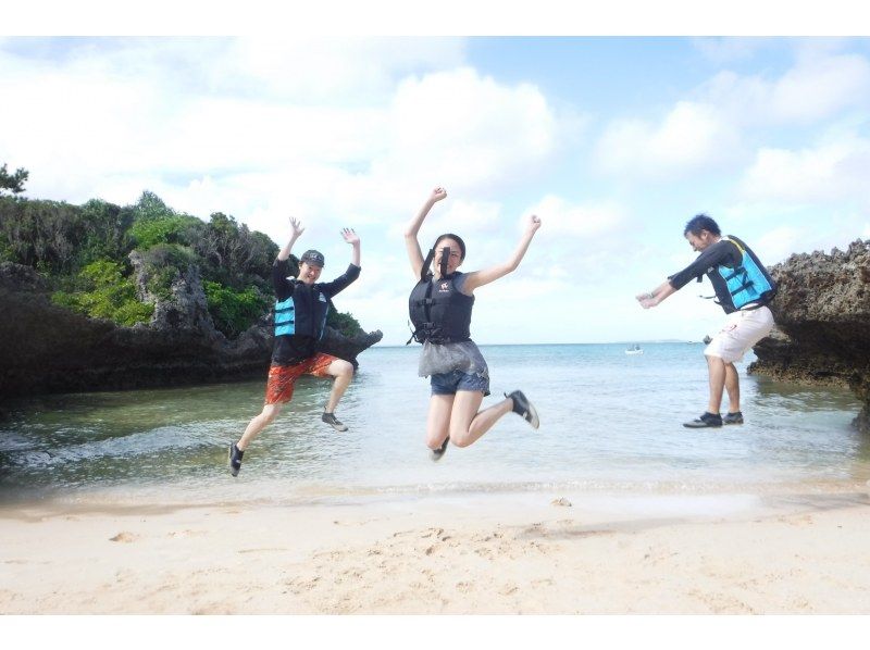 【沖縄 恩納村】無人島上陸あり♪沖縄の海の透明度を楽しむ！スケルトンカヤック体験の紹介画像