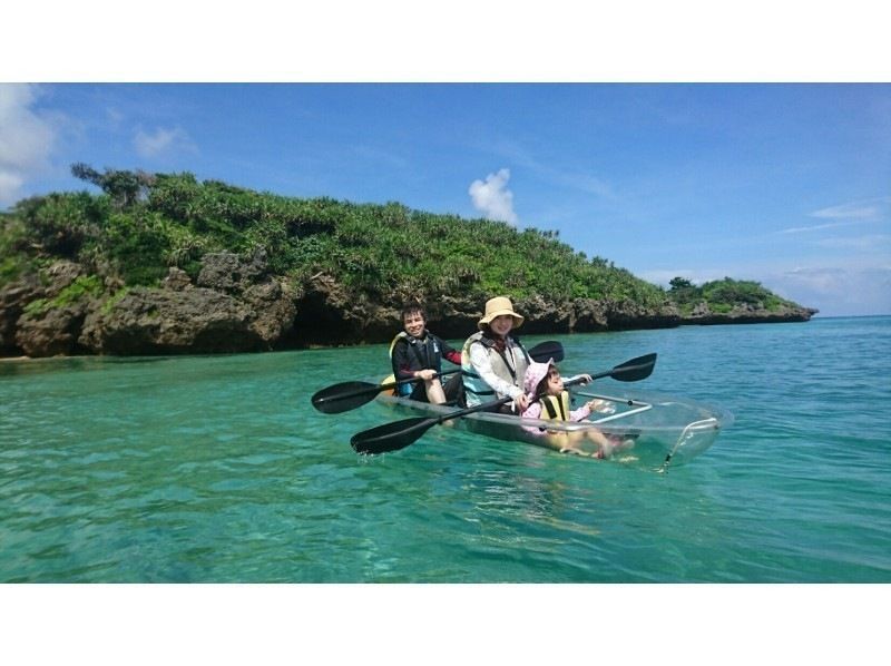 【沖縄 恩納村】無人島上陸あり♪沖縄の海の透明度を楽しむ！スケルトンカヤック体験の紹介画像