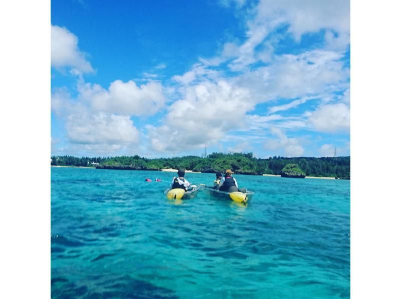 【沖縄 恩納村】無人島上陸あり♪沖縄の海の透明度を楽しむ！スケルトンカヤック体験の紹介画像