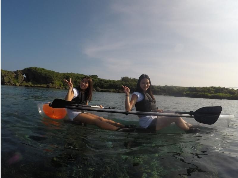 【沖縄 恩納村】沖縄の海の透明度を楽しむ！スケルトンカヤック体験の紹介画像