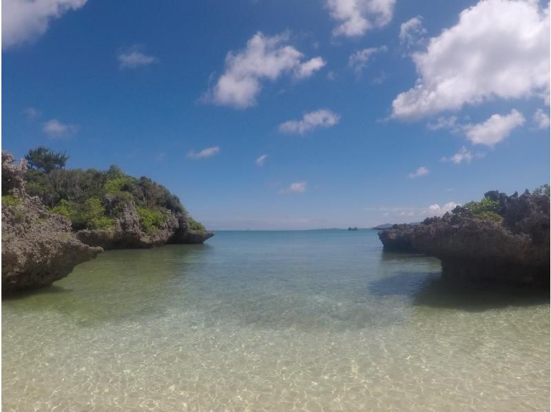 【沖縄 恩納村】無人島上陸あり♪沖縄の海の透明度を楽しむ！スケルトンカヤック体験の紹介画像
