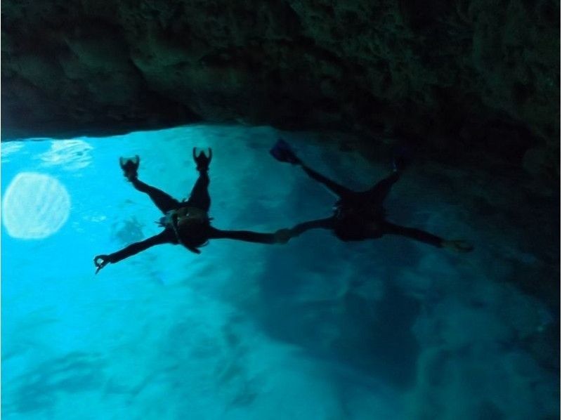 [โอกินาวา Onna] ถ้ำสีฟ้าและดำน้ำดูปะการังที่เกาะรองเท้าแตะประสบการณ์ที่ทำด้วยมือแน่นอนの紹介画像