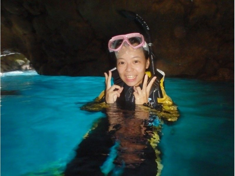 [โอกินาวา Onna] ถ้ำสีฟ้าและดำน้ำดูปะการังที่เกาะรองเท้าแตะประสบการณ์ที่ทำด้วยมือแน่นอนの紹介画像