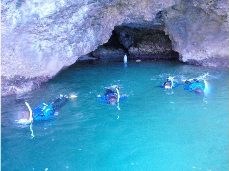 [โอกินาว่า・ เกาะอิชิงากิ] ถ้ำสีน้ำเงินการดำน้ำตื้น(Snorkeling)& สำรวจถ้ำ [ครึ่งวันจาก 2 คน: ★ทัวร์กลุ่มเล็ก★]の紹介画像