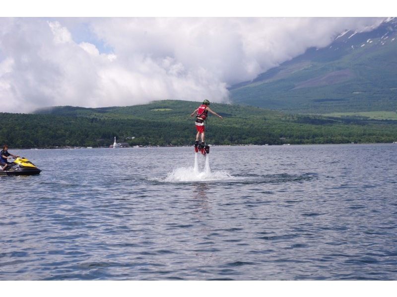 【山中湖】水圧で空を飛ぶ！フライボード体験コース(1セット20分)【午前】の紹介画像