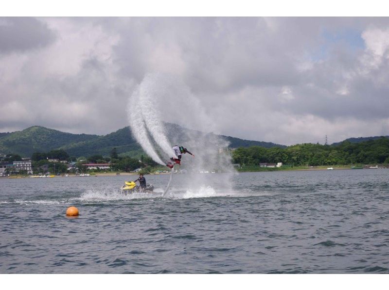 【山中湖】水圧で空を飛ぶ！フライボード体験コース(1セット20分)【午前】の紹介画像