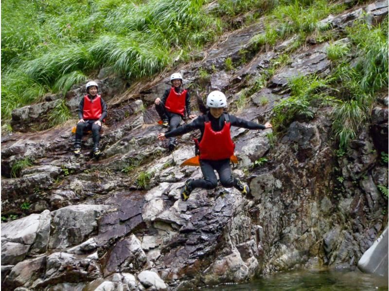 SALE! [Gunma/Minakami/Half-day canyoning 3 hours/Tour photos are free!] An invitation to a spectacular river trekking trip that tickles your sense of adventure ★ Student discount availableの紹介画像