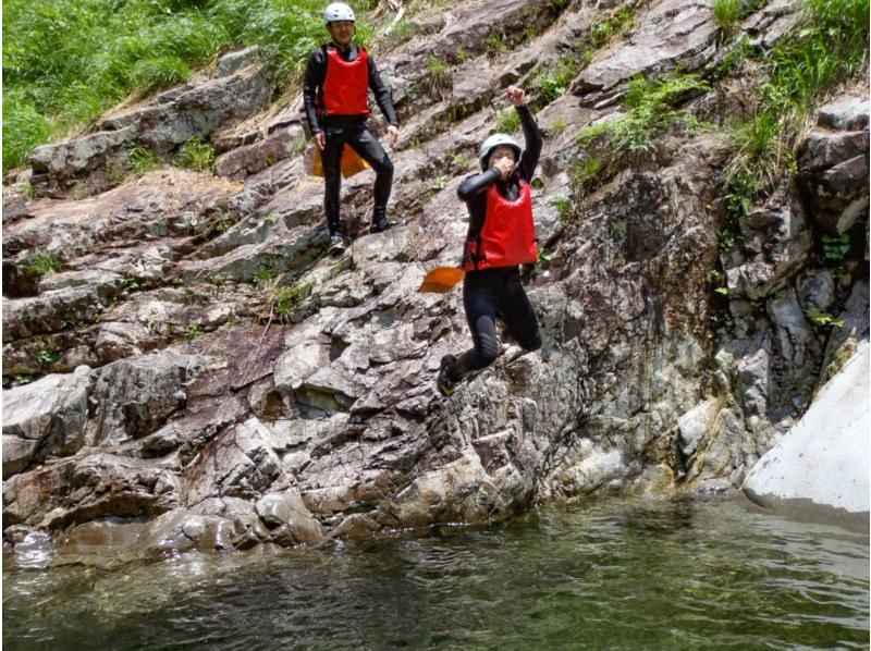 SALE! [Gunma/Minakami/Half-day canyoning 3 hours/Tour photos are free!] An invitation to a spectacular river trekking trip that tickles your sense of adventure ★ Student discount availableの紹介画像