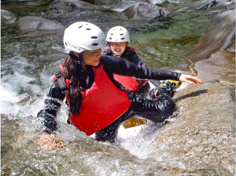 SALE! [Gunma/Minakami/Half-day canyoning 3 hours/Tour photos are free!] An invitation to a spectacular river trekking trip that tickles your sense of adventure ★ Student discount availableの紹介画像