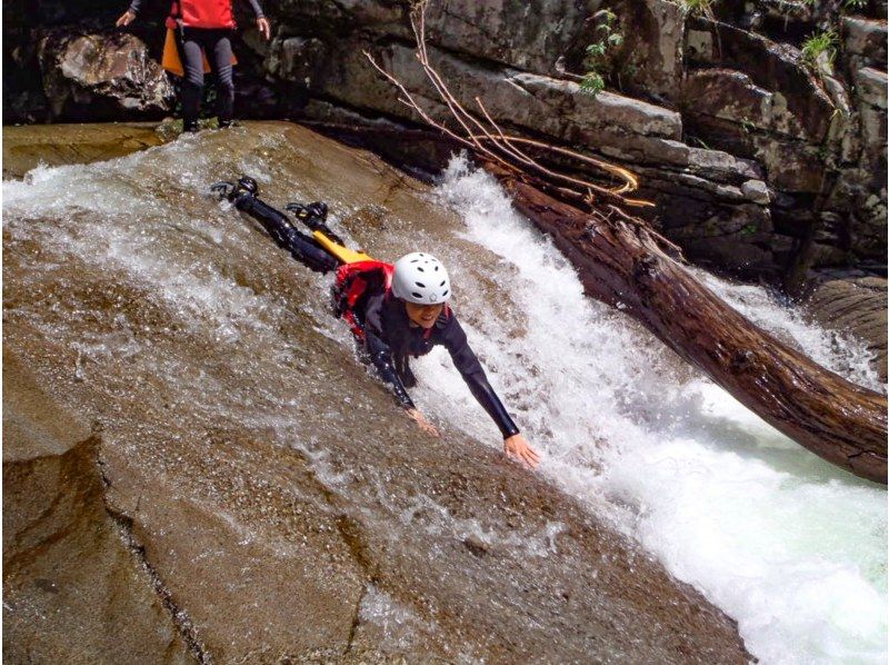 SALE! [Gunma/Minakami/Half-day canyoning 3 hours/Tour photos are free!] An invitation to a spectacular river trekking trip that tickles your sense of adventure ★ Student discount availableの紹介画像