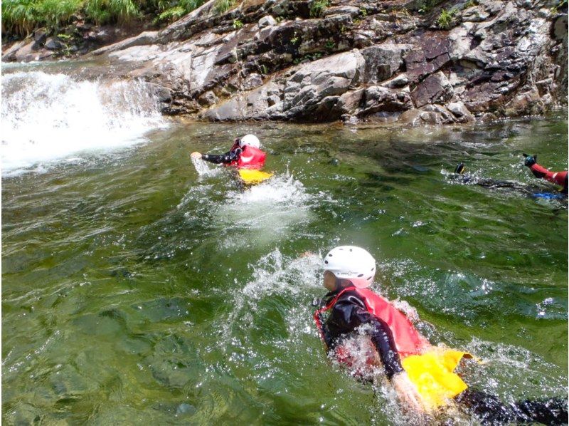 SALE! [Gunma/Minakami/Half-day canyoning 3 hours/Tour photos are free!] An invitation to a spectacular river trekking trip that tickles your sense of adventure ★ Student discount availableの紹介画像