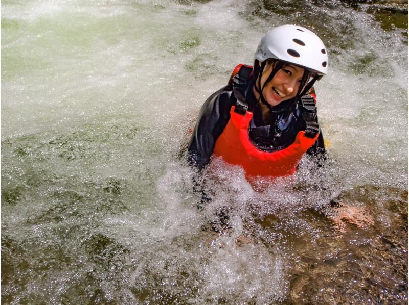 SALE! [Gunma/Minakami/Half-day canyoning 3 hours/Tour photos are free!] An invitation to a spectacular river trekking trip that tickles your sense of adventure ★ Student discount availableの紹介画像