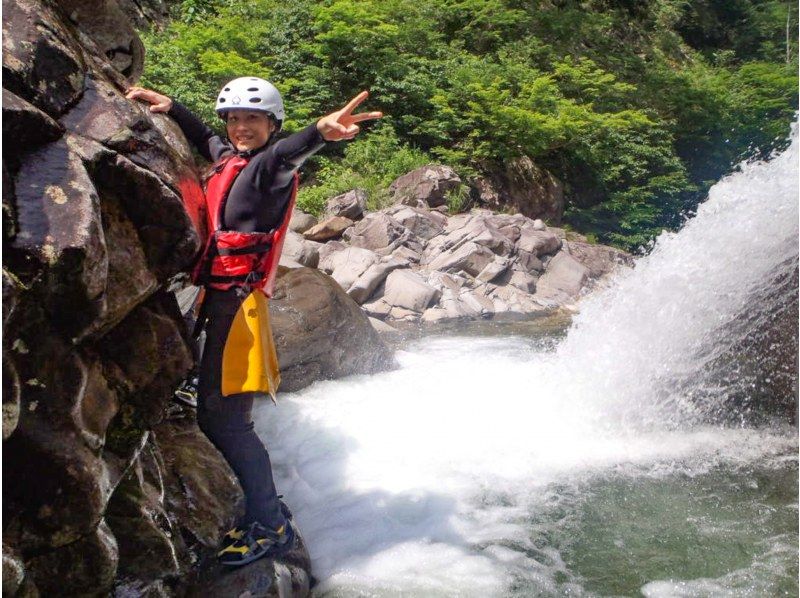 SALE! [Gunma/Minakami/Half-day canyoning 3 hours/Tour photos are free!] An invitation to a spectacular river trekking trip that tickles your sense of adventure ★ Student discount availableの紹介画像