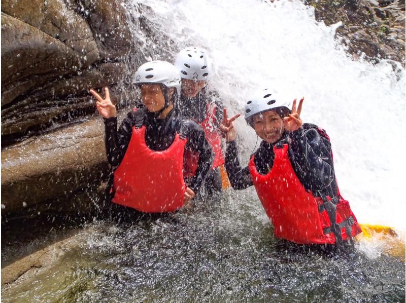 SALE! [Gunma/Minakami/Half-day canyoning 3 hours/Tour photos are free!] An invitation to a spectacular river trekking trip that tickles your sense of adventure ★ Student discount availableの紹介画像