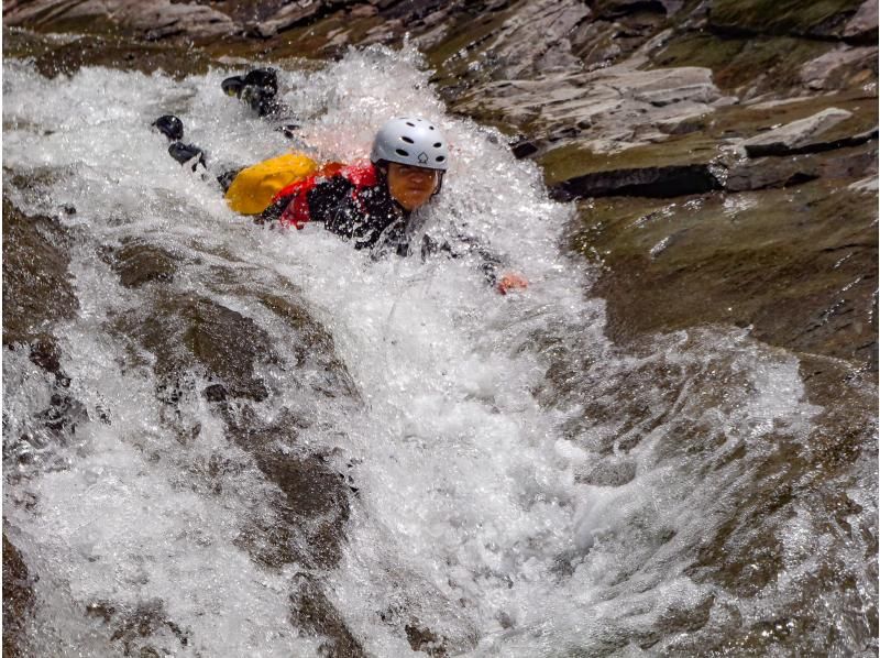 SALE! [Gunma/Minakami/Half-day canyoning 3 hours/Tour photos are free!] An invitation to a spectacular river trekking trip that tickles your sense of adventure ★ Student discount availableの紹介画像